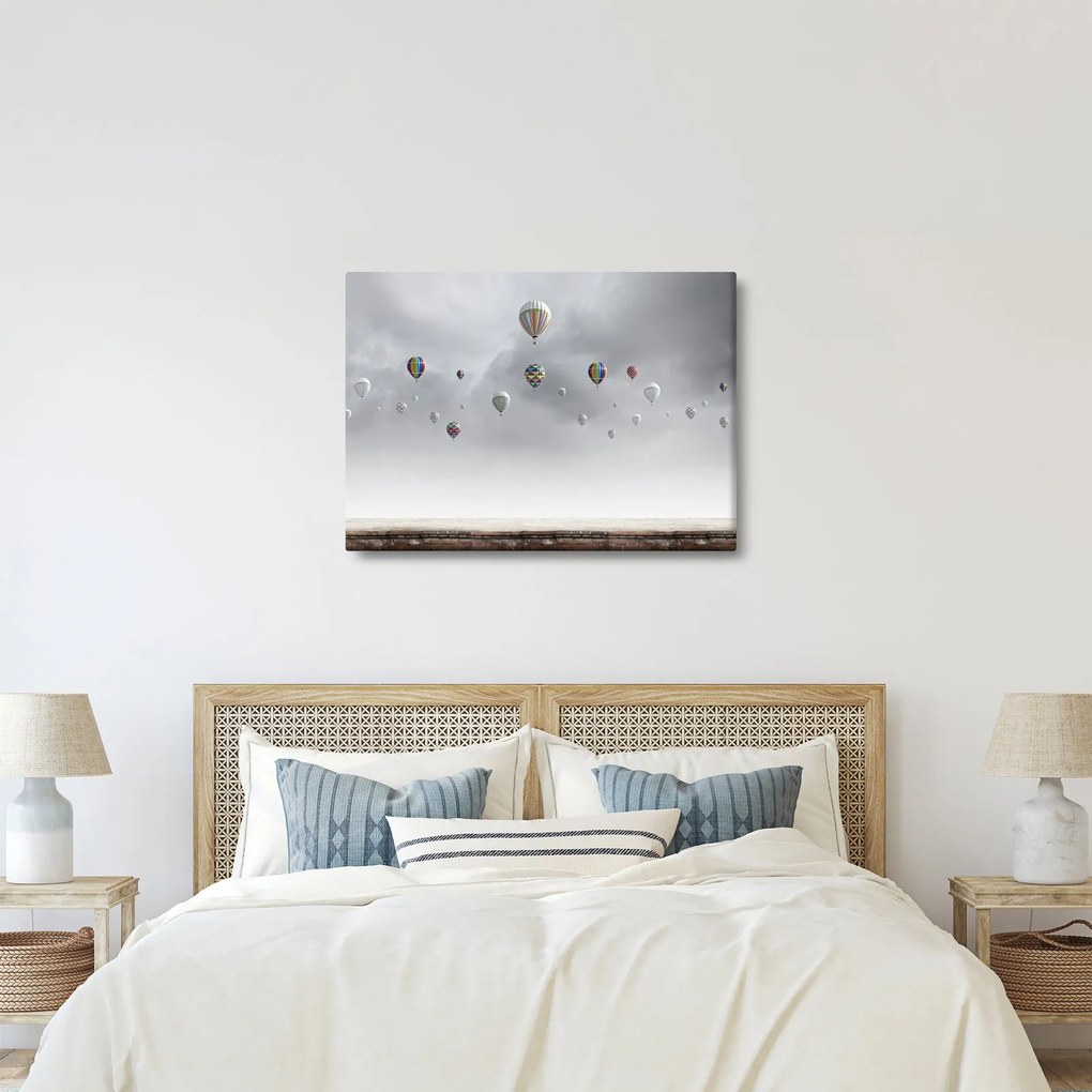 Obraz - Balony nad ceglaną ścianą (70x50 cm)