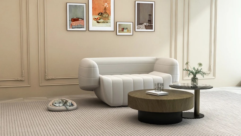Welurowa sofa z dekoracyjnymi poduszkami Nua N90