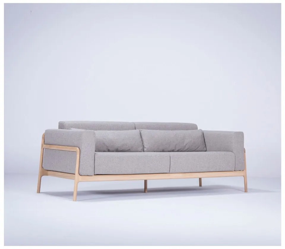 Szara sofa z konstrukcją z litego drewna dębowego Gazzda Fawn, 210 cm