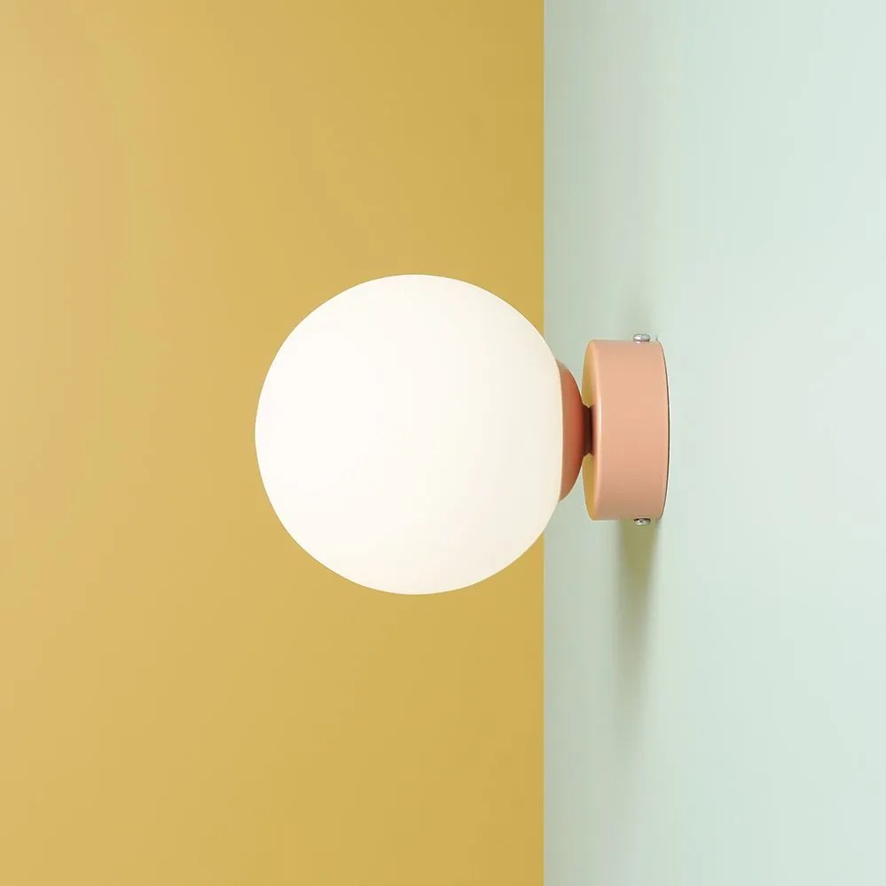 Koralowa lampa ścienna Ball - kulisty klosz