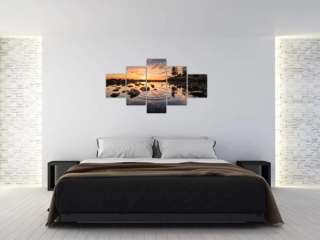 Obraz powierzchni wody o zachodzie słońca (125x70 cm)