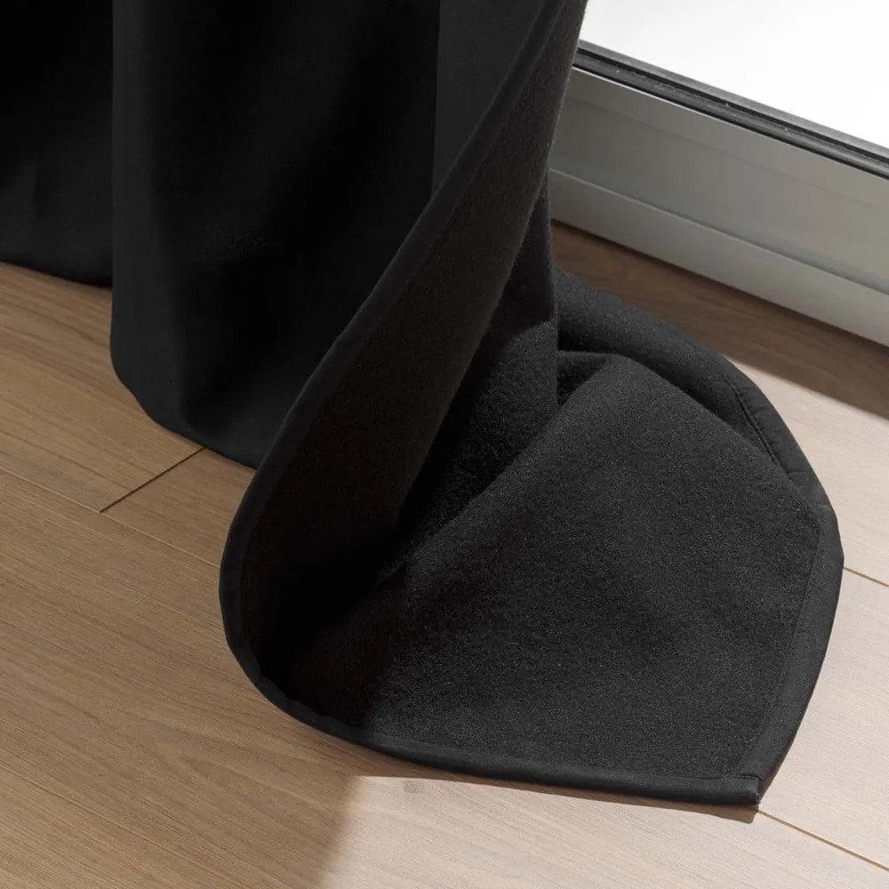 Czarna zasłona termiczna z mikrowłókna 135x260 cm Micropolar – douceur d'intérieur