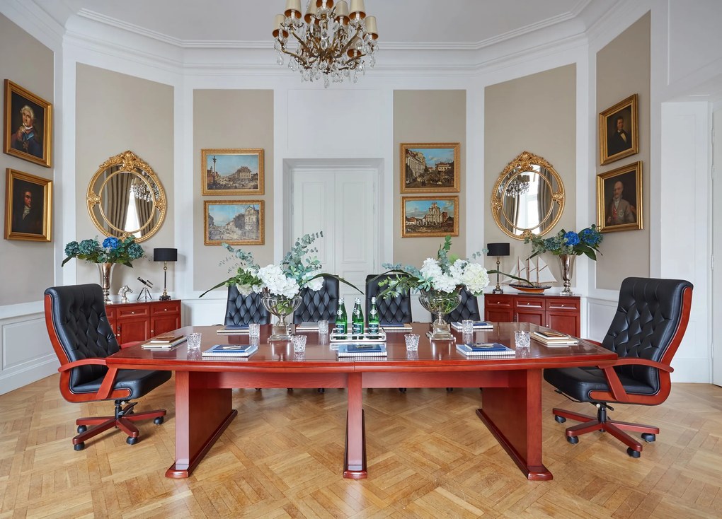 Elegancki fotel gabinetowe Consul tapicerowany skórą naturalną w kolorze brązowym, czarnym lub kremowym. Fotel ma drewnianą ramę i podłokietniki, mechanizm tilt, jest wygodne i solidnie wykonane.