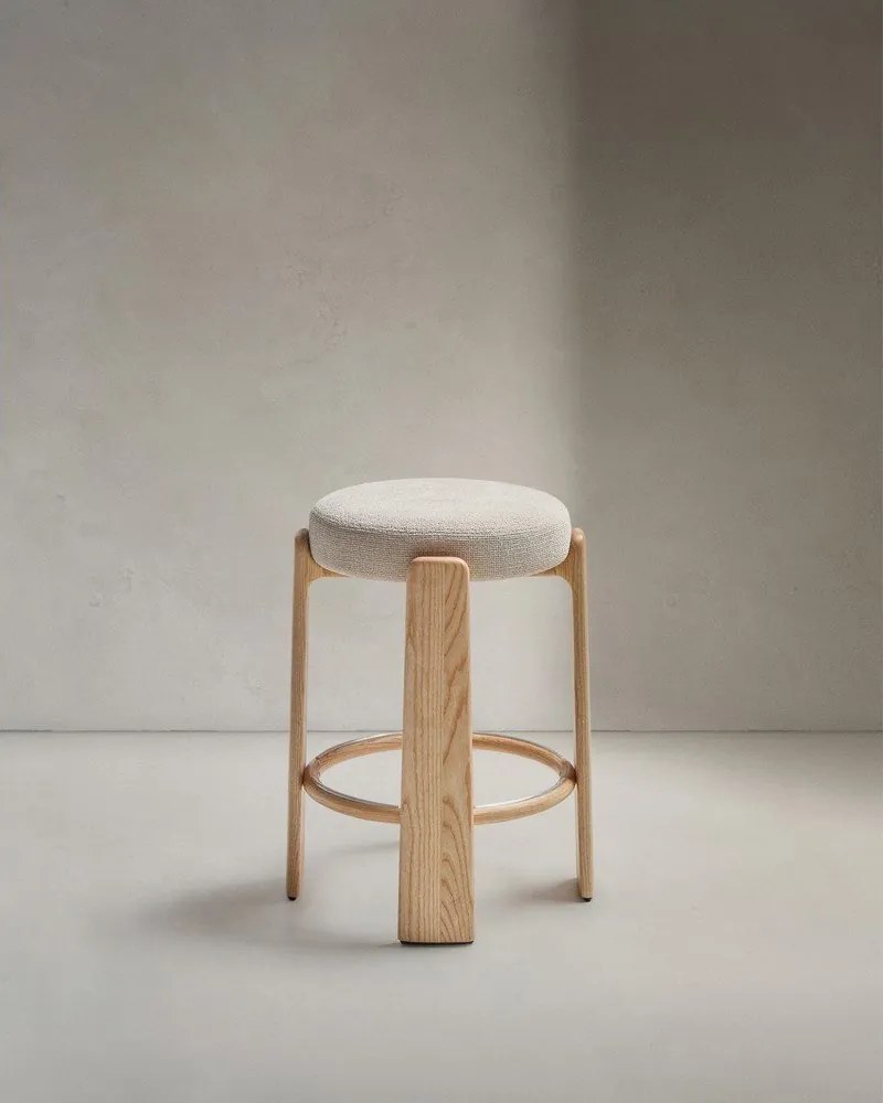 Beżowo-naturalny kolorze hoker z litego drewna jesionowego (wysokość siedziska 65 cm) Granite – Kave Home