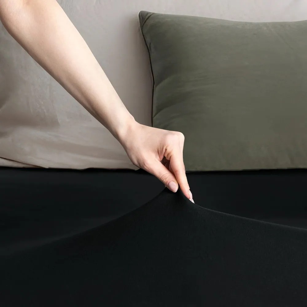 Czarne dżersejowe prześcieradło z gumką 180x200 cm Amber – Restilo