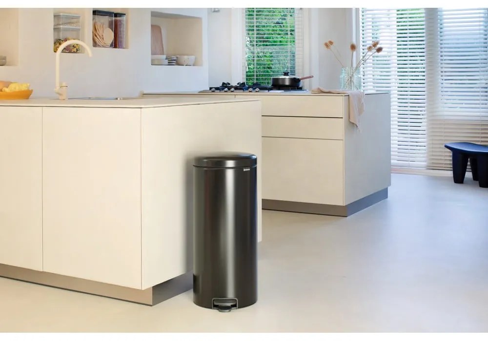 Stalowy kosz na śmieci z pedałem w kolorze matowej czerni 30 l NewIcon – Brabantia