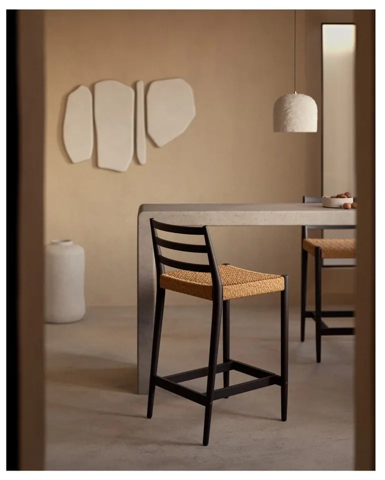 Czarno-naturalny hoker z litego drewna dębowego (wysokość siedziska 70 cm) Analy – Kave Home