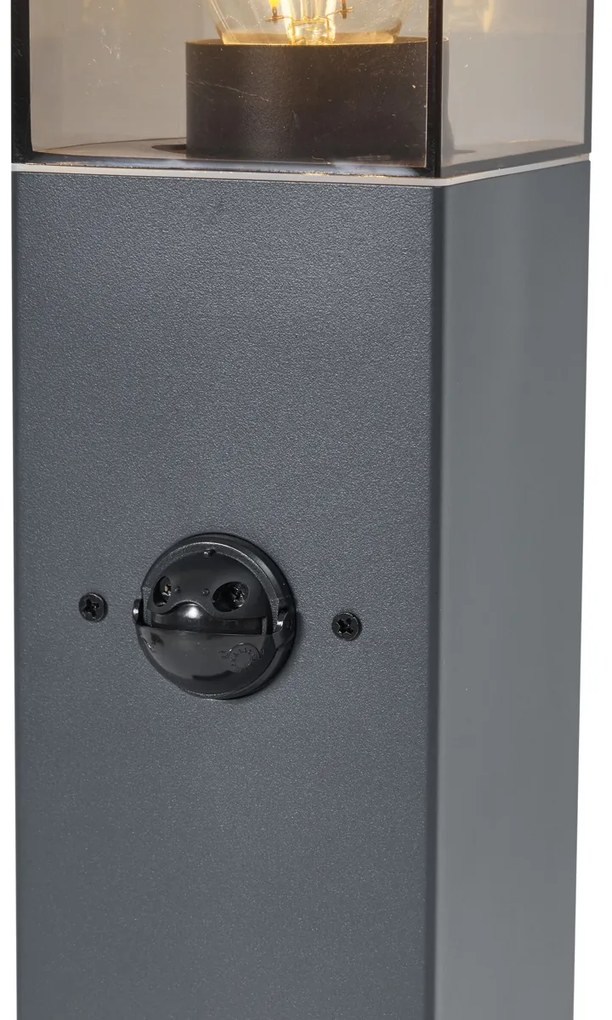 Lampa zewnętrzna ciemnoszara z przydymionym szkłem 45 cm IP44 z gniazdem i czujnikiem ruchu - Malios