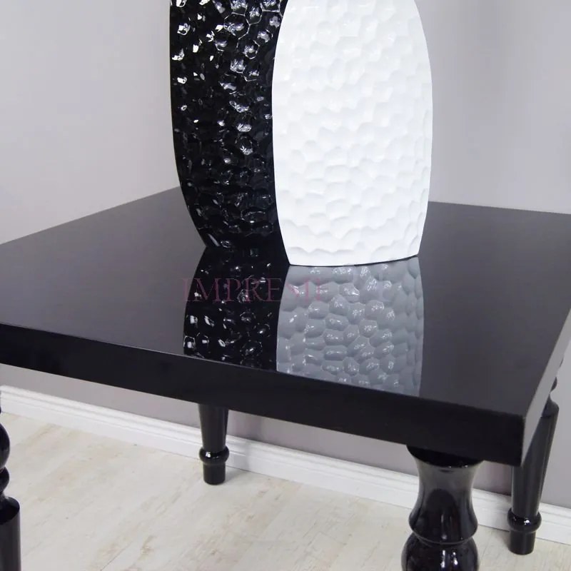 Czarny stół, toczone nogi, wysoki połysk.