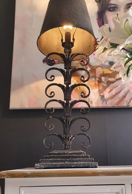 Lampa stołowa