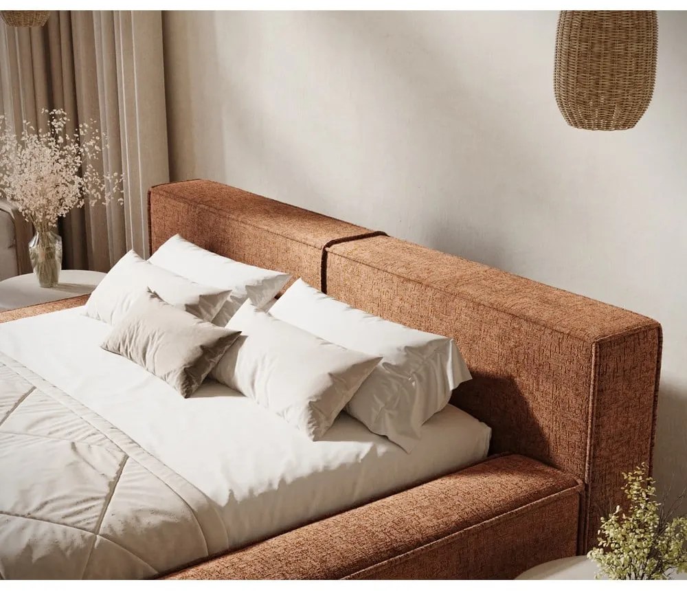 Pomarańczowe tapicerowane łóżko dwuosobowe ze schowkiem i stelażem 180x200 cm Voliera – Maison de Rêve