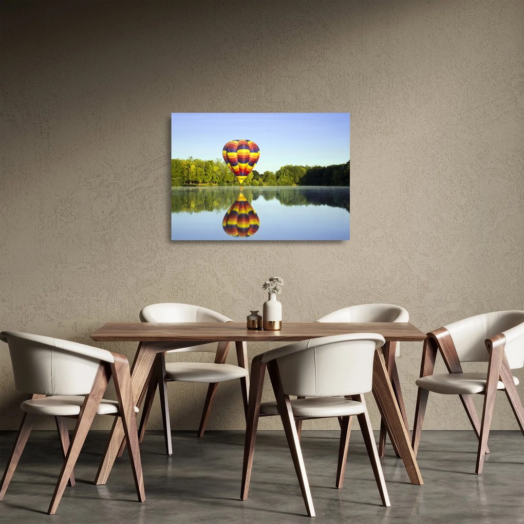 Obraz na szkle - balon na ogrzane powietrze nad jeziorem (70x50 cm)
