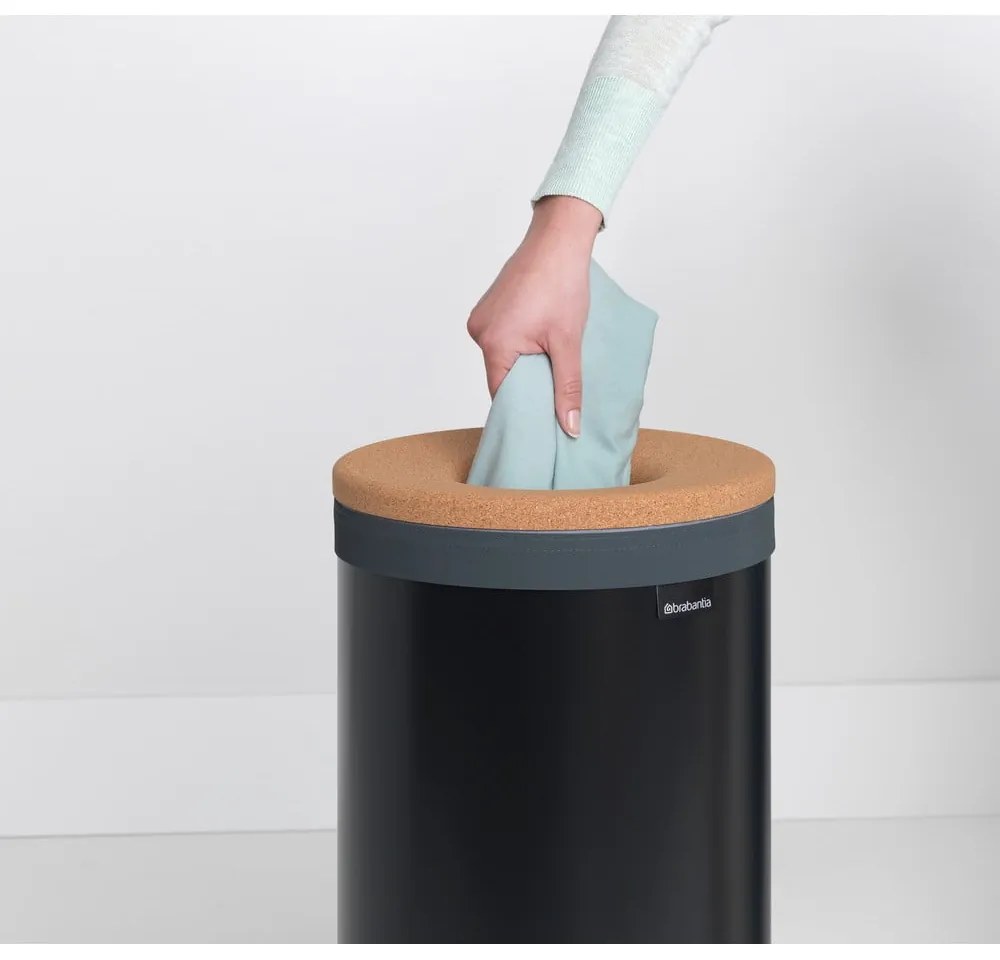 Metalowy kosz na pranie w kolorze matowej czerni 35 l – Brabantia