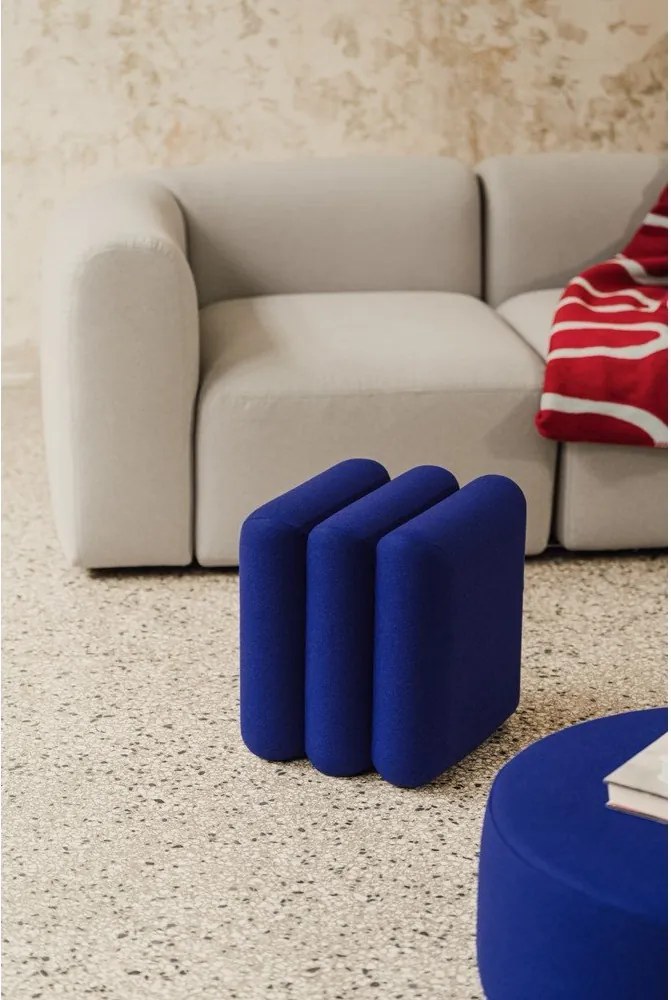 Niebieski wełniany puf Radd – noo.ma