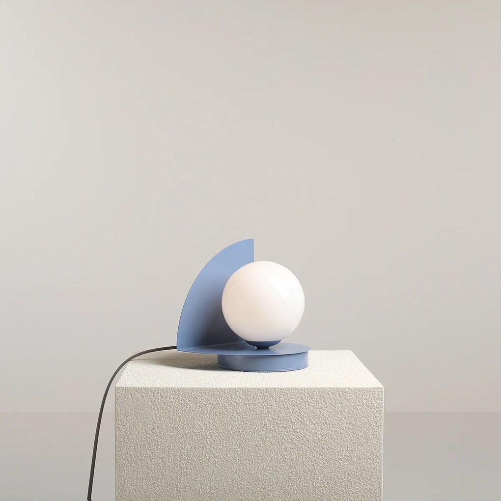 Niebieska lampka stołowa Loop z kulistym kloszem