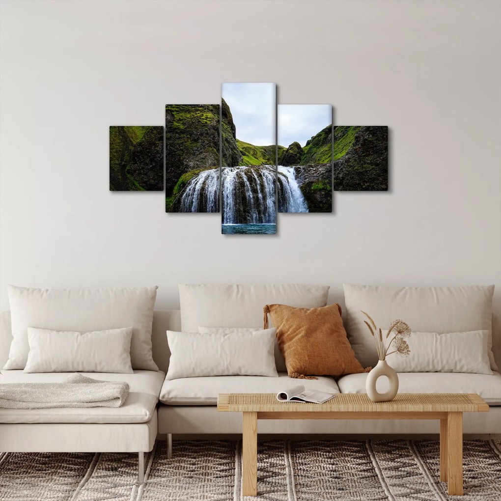 Obraz klifu z wodospadem (125x70 cm)