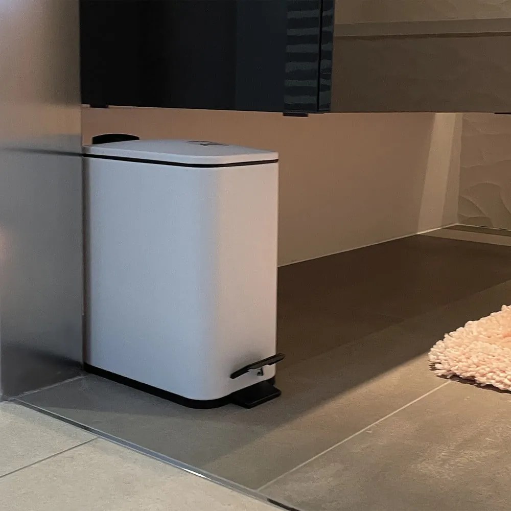 Stalowy kosz na śmieci z pedałem w matowym białym kolorze 5 l Erik – Spirella