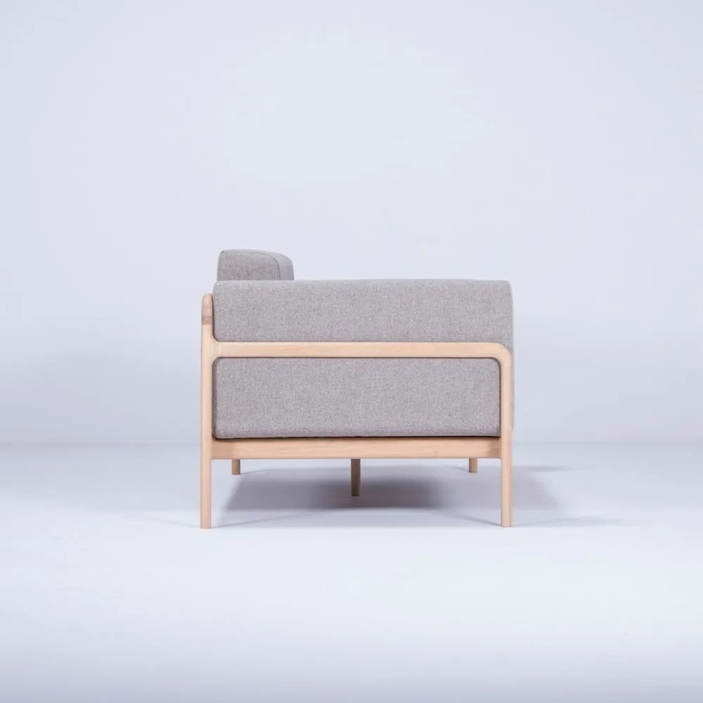 Szara sofa z konstrukcją z litego drewna dębowego Gazzda Fawn, 180 cm