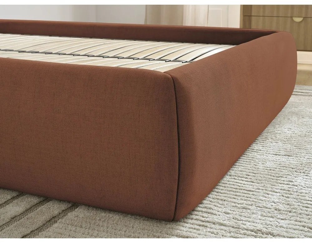 Pomarańczowe tapicerowane łóżko dwuosobowe bez zagłówka ze schowkiem i stelażem 160x200 cm Inera – Bobochic Paris