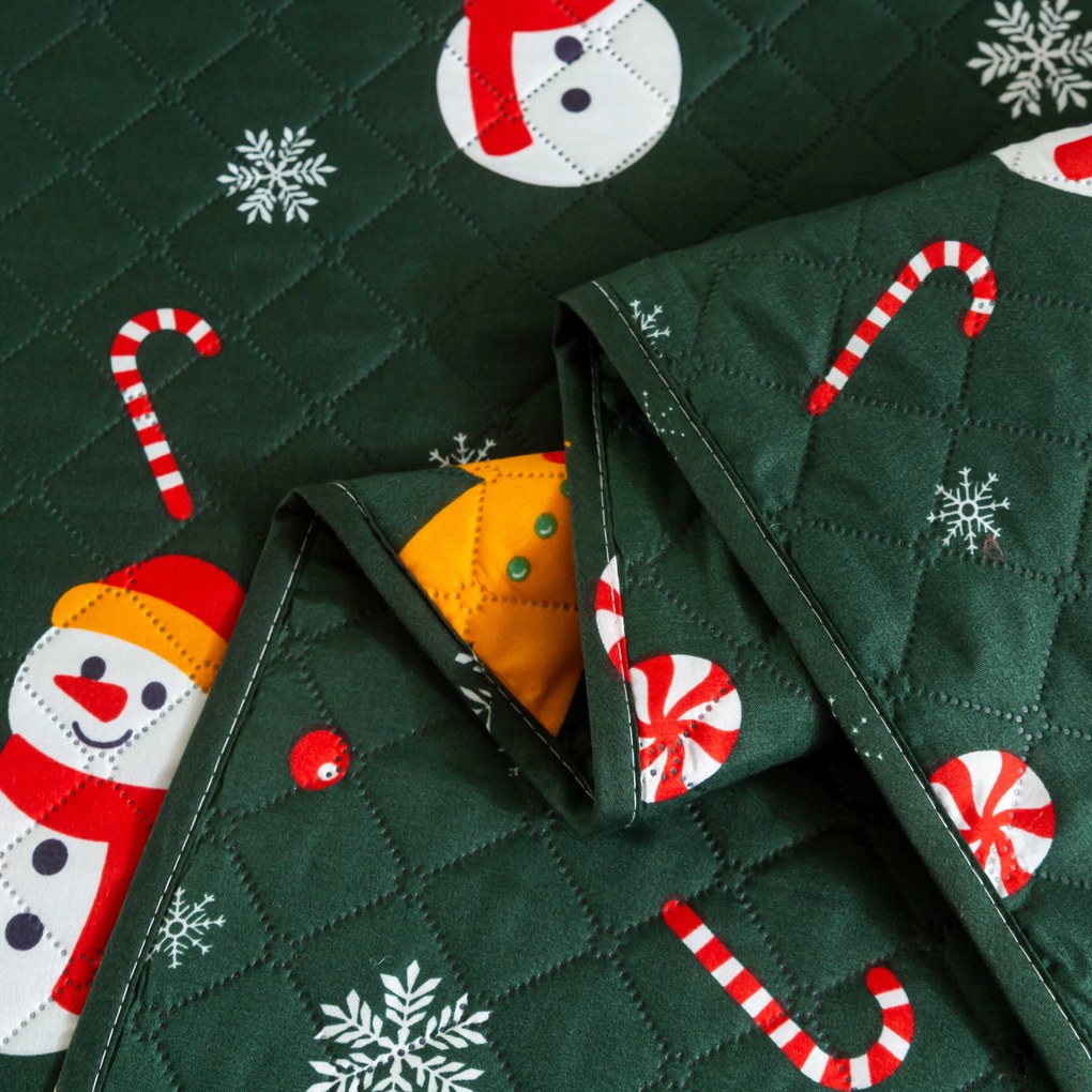 Narzuta na łóżko SNOWMAN AND GINGERBREAD, zielona Rozmiar: 220 x 240 cm