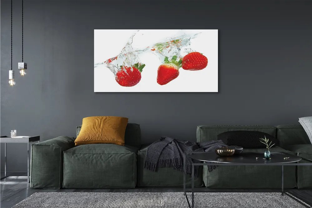 Obraz drukowany na płótnie Truskawki w Wodzie na Białym Tle