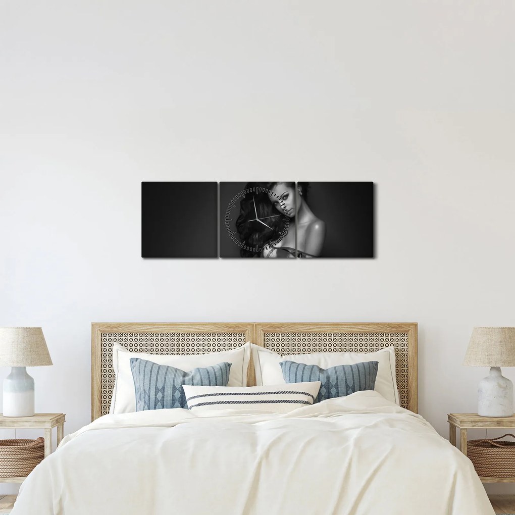 Obraz - Czarno - biały portret uwodzicielskiej kobiety (z zegarem) (90x30 cm)