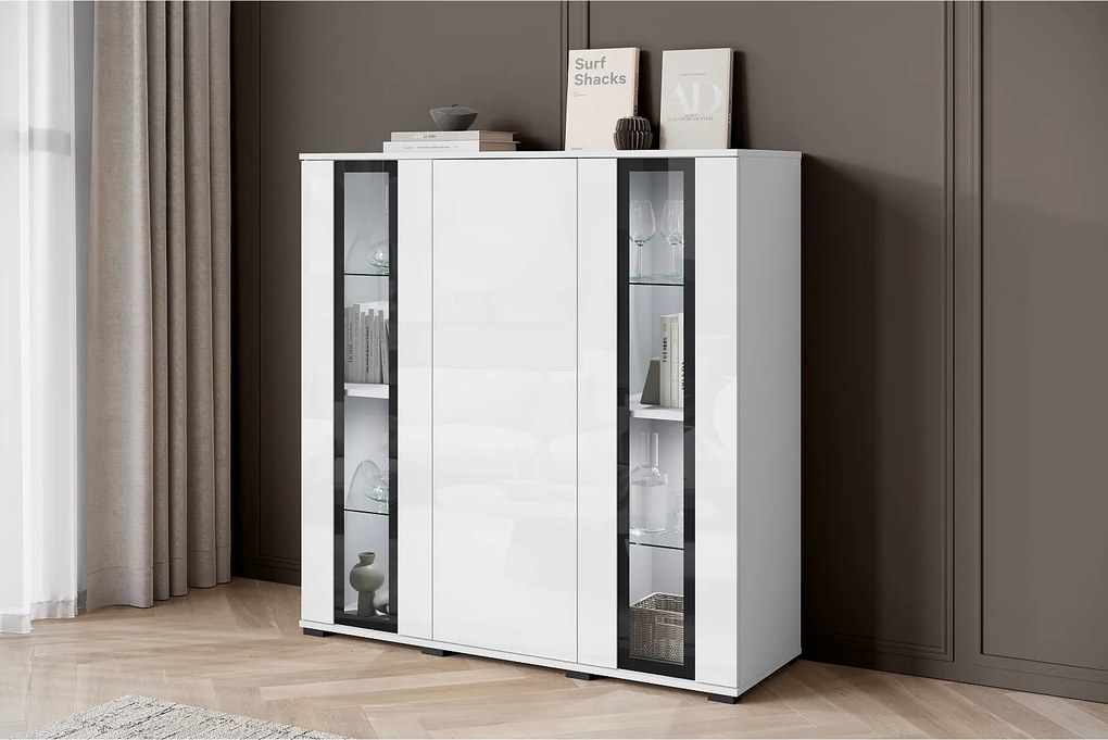 Nowoczesny highboard 120 cm – wysoka witryna do salonu z przeszkleniami, korpus biały mat, fronty białe połysk