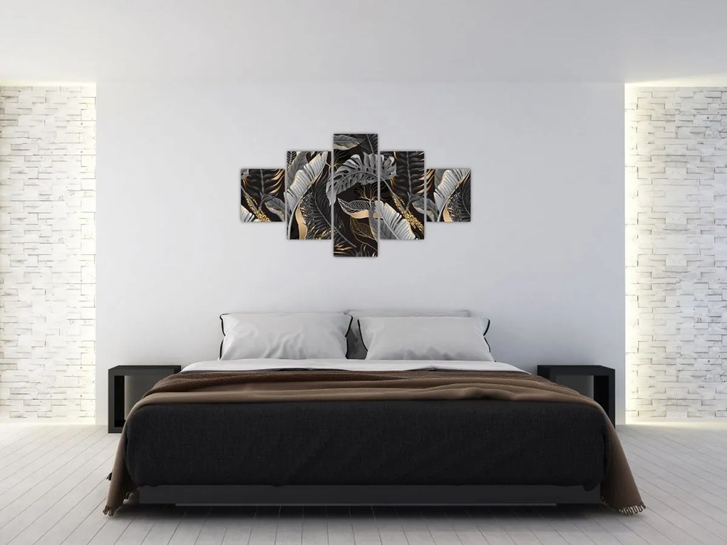Obraz - Tropikalne liście w kolorze czarno - złotym (125x70 cm)
