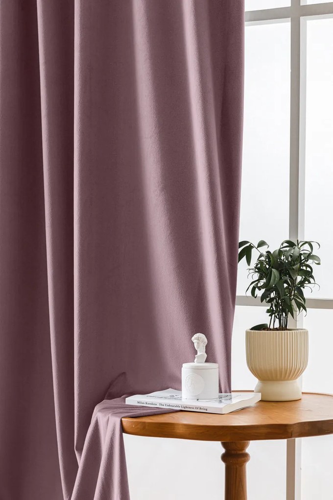 Jasnofioletowa zaciemniająca zasłona VELVET 140x270 cm Zawieszanie: Taśma z wiązaniami