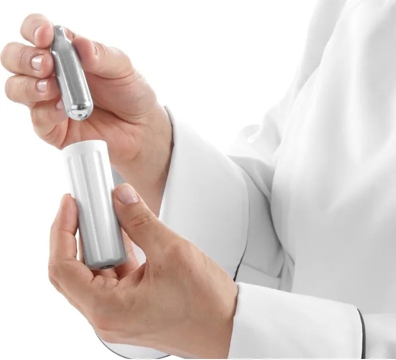 Czarny aluminiowy syfon do bitej śmietany Hendi Kitchen Line, 500 ml