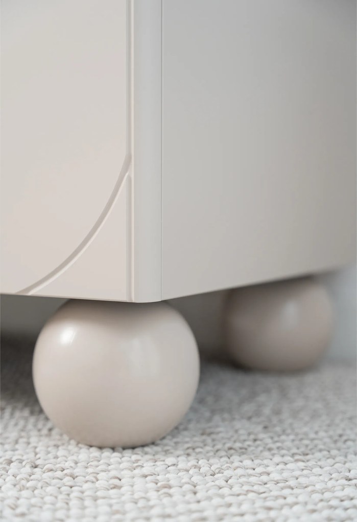 Komoda Sonatia II 150 cm trzydrzwiowa - kaszmir / nogi kule