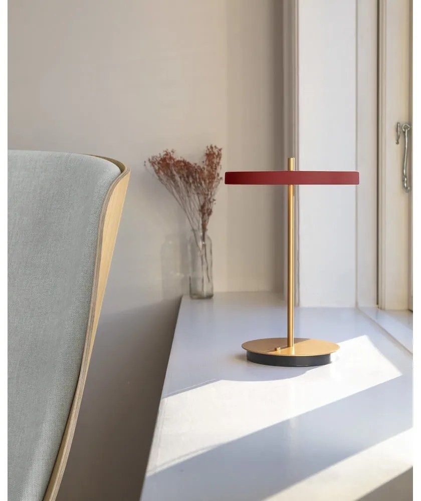Czerwona lampa stołowa LED ze ściemniaczem i metalowym kloszem (wysokość 31 cm) Asteria Move – UMAGE