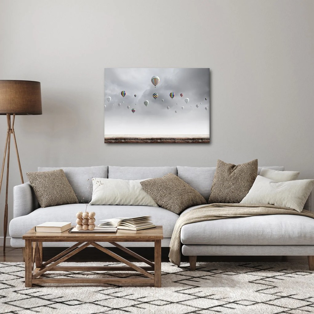 Obraz - Balony nad ceglaną ścianą (70x50 cm)