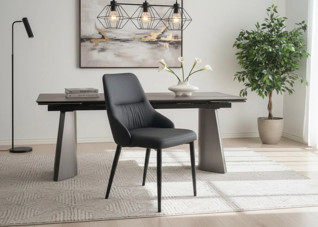 Eleganckie czarne krzesło Monolit tapicerowane ekoskórą PU, wygodne, nowoczesne i idealne do jadalni lub biura. Smukłe metalowe nogi dodają mu lekkości i stylu.