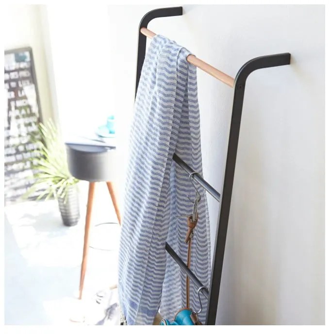 Czarna drabina dekoracyjna z detalem z bukowego drewna YAMAZAKI Tower Ladder