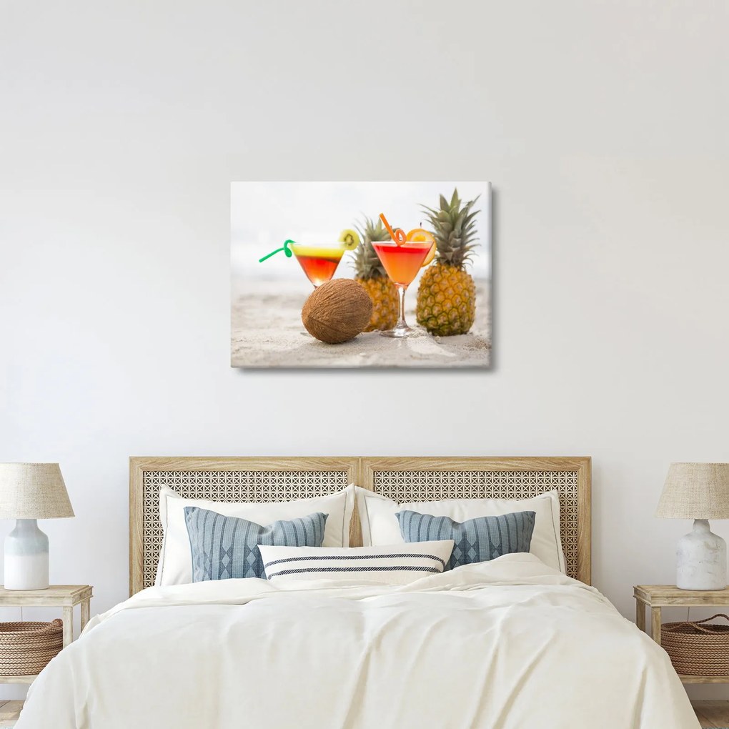Obraz ananasów i szklanek na plaży (70x50 cm)