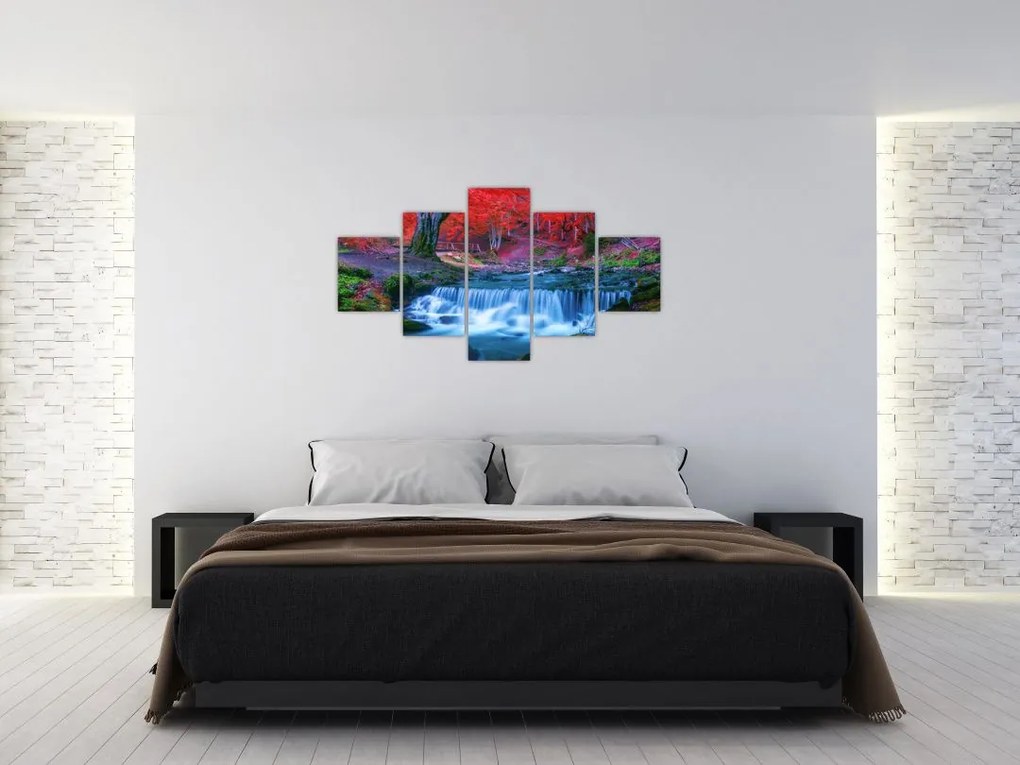 Obraz wodospadu w czerwonym lesie (125x70 cm)