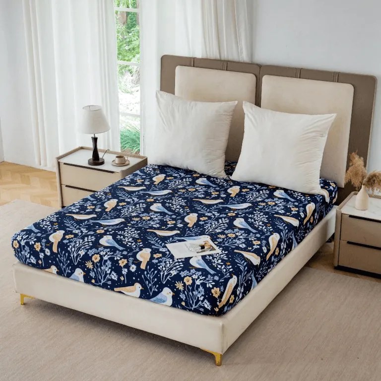 PrzytulneMieszkanie.pl Prześcieradło z mikrofibry DENIM BIRDS niebieskie 90x200 cm
