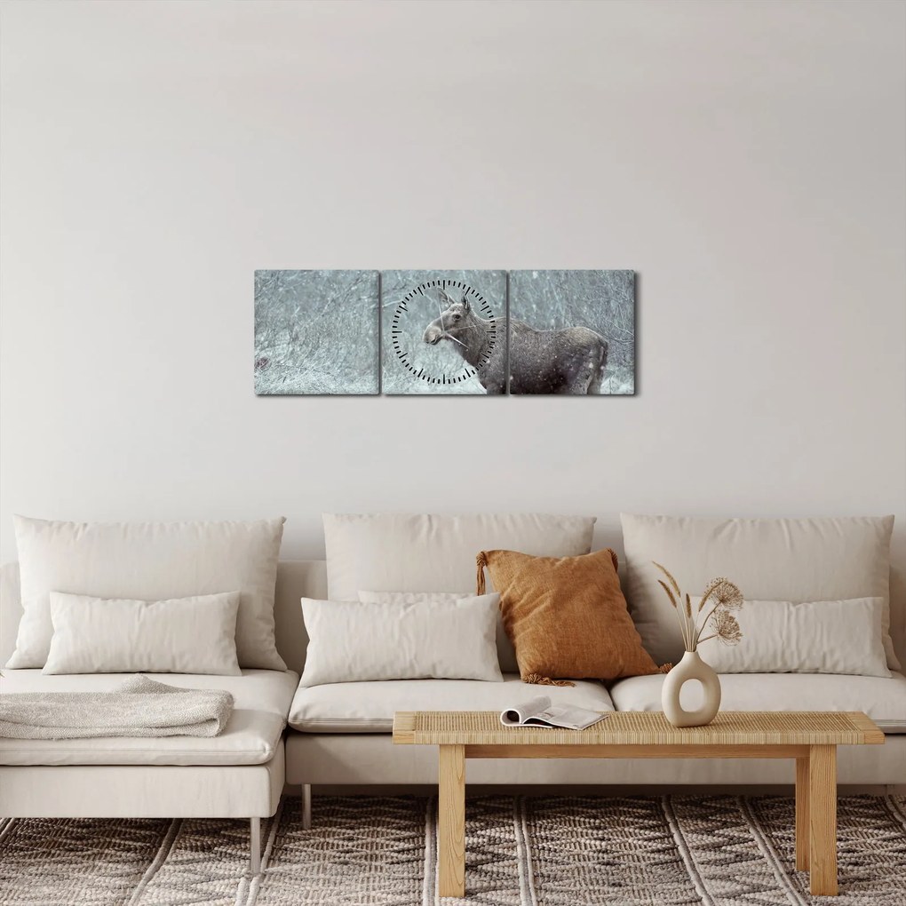 Obraz - Łoś w śnieżnym lesie (z zegarem) (90x30 cm)