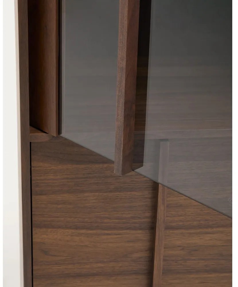 Brązowa witryna w dekorze orzecha 100x170x40 cm Onix – Kave Home