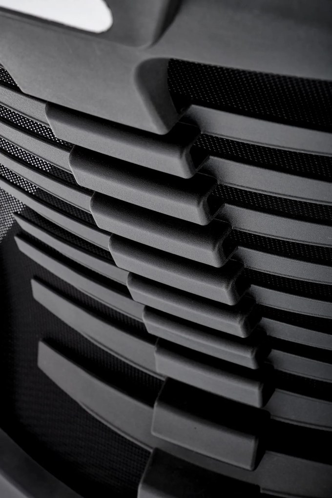 Obrotowe krzesło Fabio z oparciem i zagłówkiem z siatki