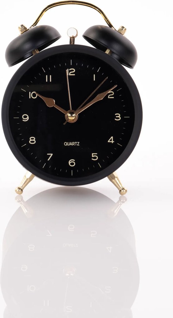 Zegarek budzik ze złotymi wskazówkami