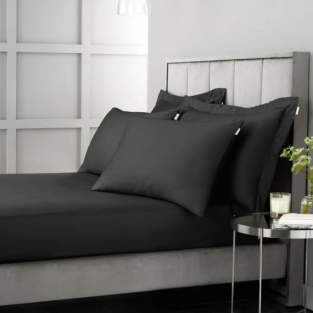 Czarne prześcieradło z satyny bawełnianej z gumką 135x190 cm Cotton Sateen – Bianca