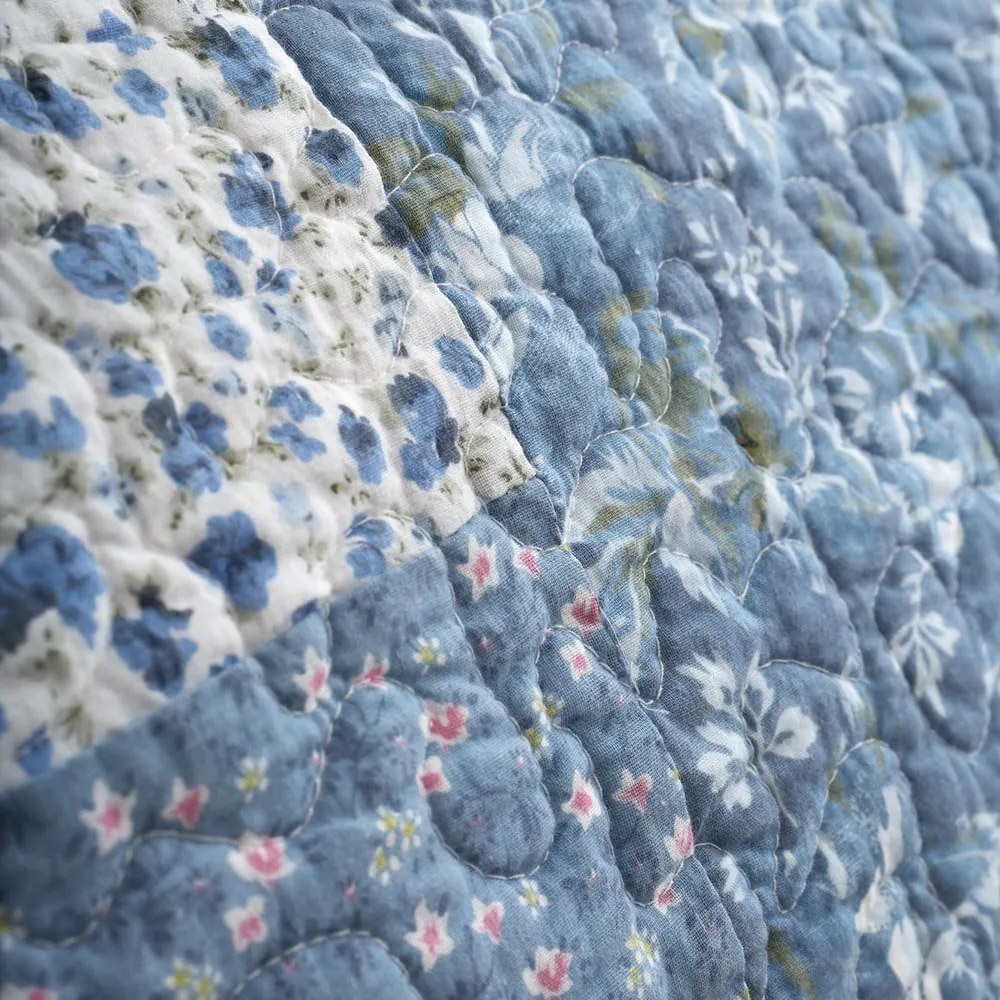 Niebieska bawełniana narzuta pikowana 220x230 cm Floral Patchwork – Bianca