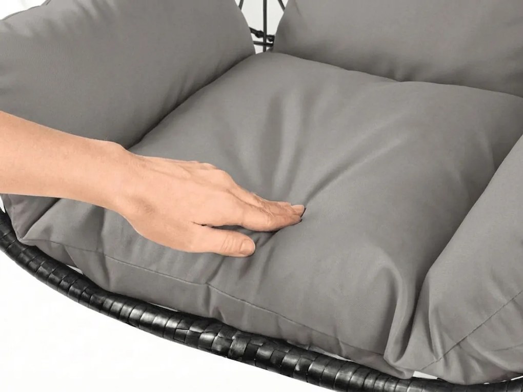 Czarne wiszące krzesło KOKON bez stojaka, jasna poduszka