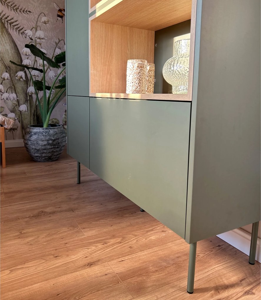 Komoda wysoka Desin 120 cm dwudrzwiowa z szufladą i wnękami - oliwka / dąb nagano