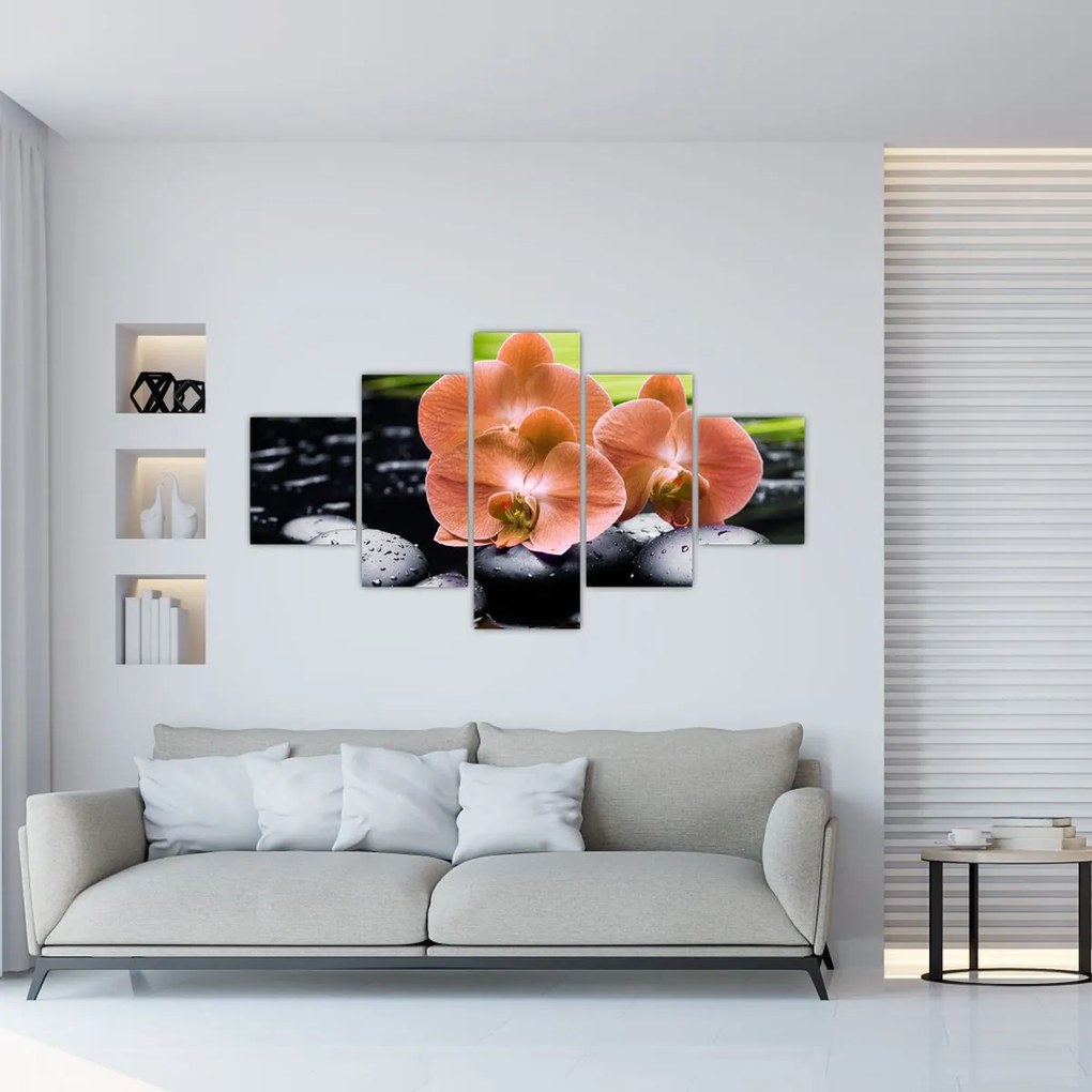 Obraz - Pomarańczowa orchidea z liśćmi palmy (125x70 cm)
