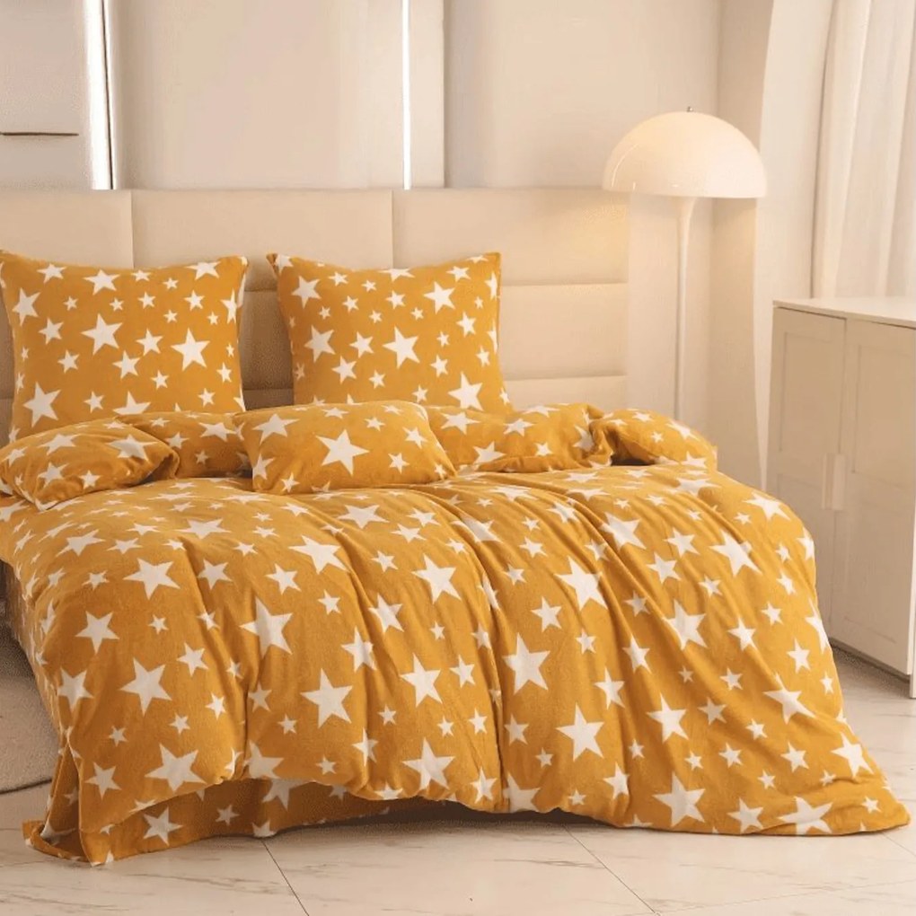 PrzytulneMieszkanie.pl PrzytulneMieszkanie.pl PrzytulneMieszkanie.pl Zestaw pościeli z mikropluszu GWIAZDY żółto-pomarańczowe + prześcieradło z mikropluszu SOFT 180x200 cm białe, podwójne łóżko