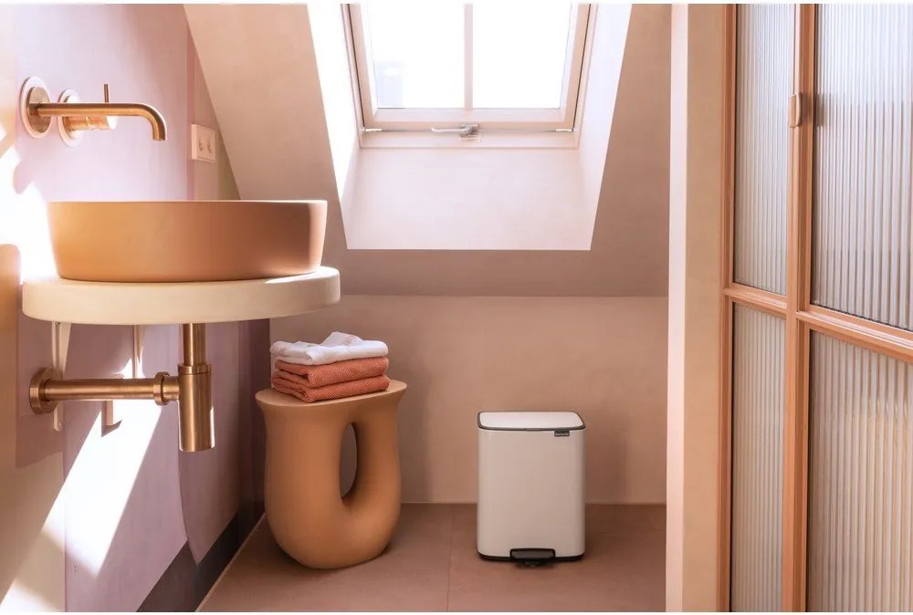 Biały stalowy kosz na śmieci z pedałem 12 l Bo – Brabantia