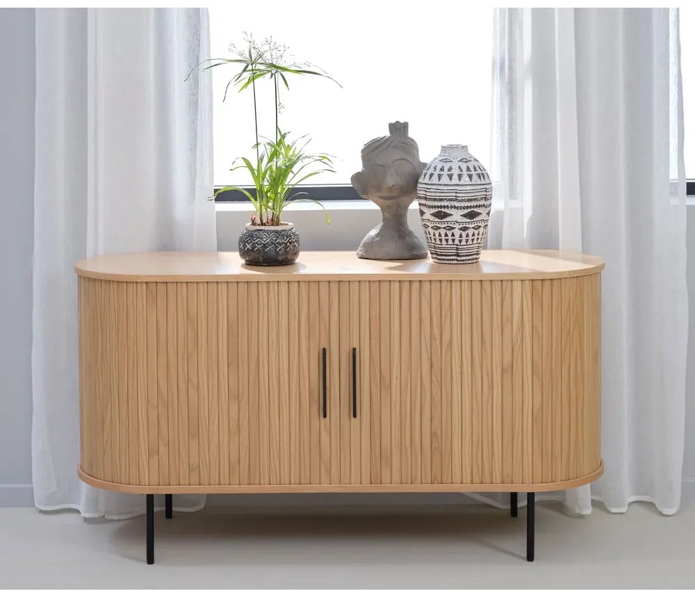 Niska komoda w dekorze dębu z drzwiami przesuwnymi 140x76 cm Nola – Unique Furniture